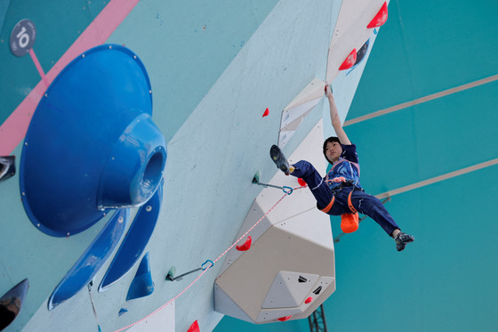 Erin Ai Mori of Japan in action during the women's boulder and lead final at Le Bourget Sport Climbing Venue in Le Bourget, France on Saturday. [REUTERS/YONHAP]