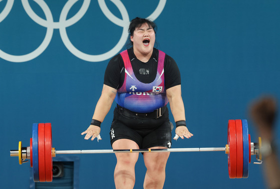 Korean weightlifter Park Hye-jeong celebrates during the women's s +81 kilogram weightlifting final at the Paris Olympics at South Paris Arena 6 in Paris on Sunday. [YONHAP]