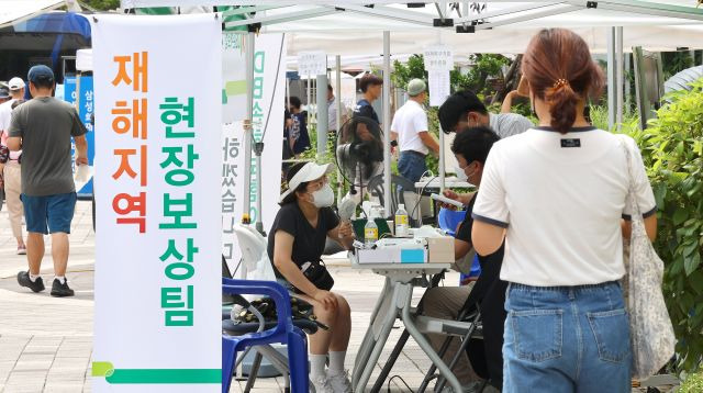 인천 서구 청라동 전기차 화재 아파트 주민들이 보험 보상 상담 중이다. 연합뉴스