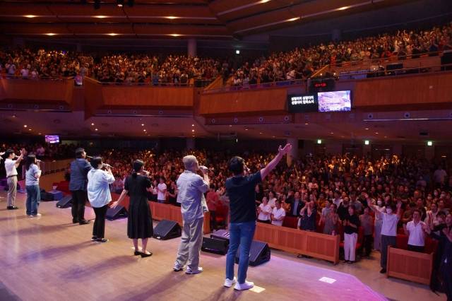 부산 호산나교회는 지난 9일부터 이찬수 분당우리교회 목사를 초청해 여름방학특별말씀집회를 개최했다. 메시지를 받기 전 참석자들이 두 손 들고 찬양하고 있다.