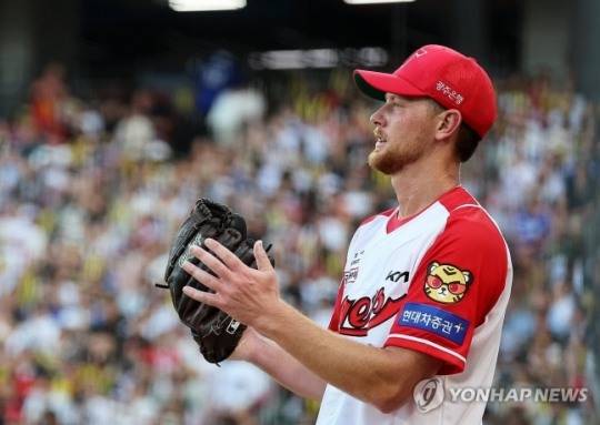 중견수에게 손뼉 치는 라우어