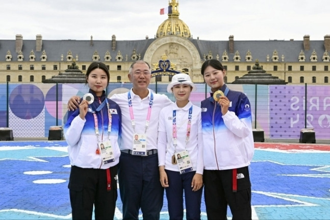 정의선 대한양궁협회장 겸 아시아양궁연맹 회장이 3일(현지시간) 파리 올림픽 양궁 여자 개인전 시상식 후 남수현(왼쪽), 전훈영(가운데), 임시현(오른쪽)과 기념 촬영을 하고 있다. 이날 임시현과 남수현이 각각 금메달과 은메달을 획득했고 전훈영은 4위를 기록했다. [사진출처 = 연합뉴스]