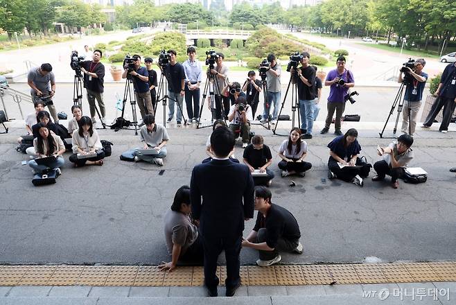 [과천=뉴시스] 김명년 기자 = 심우정 검찰총장 후보 지명자가 11일 오후 경기 과천시 법무부 청사 앞에서 기자회견을 열고 지명 소감을 밝히고 있다. 2024.08.11. kmn@newsis.com /사진=김명년