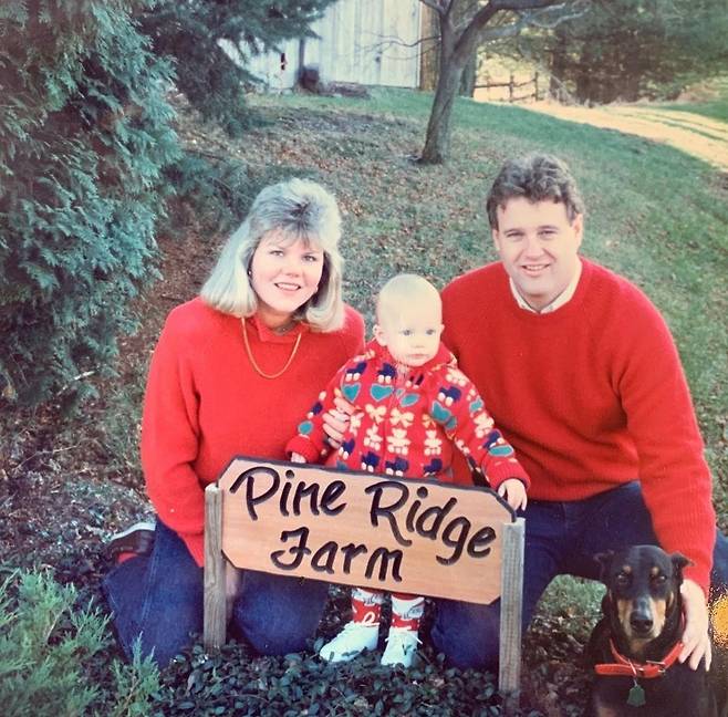 미국 팝가수 테일러 스위프트가 갓난아기였던 모습. 당시 그가 살던 펜실베이니아의 크리스마스트리 농장에서 부모님과 함께 기념사진을 찍고 있다. [테일러 스위프트 인스타그램 캡처]