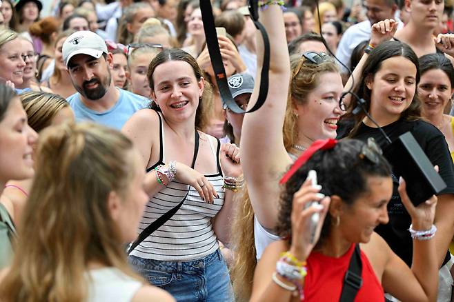9일(현지시간) 오스트리아 빈에서 열릴 예정이었던 세계 최고 팝스타 테일러 스위프트의 콘서트가 테러 위협으로 전격 취소되자 팬들이 빈 지역 관광에 나섰다. [로이터]
