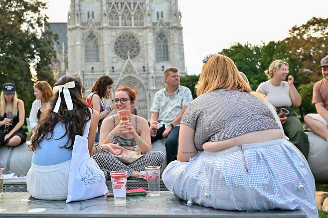 9일(현지시간) 오스트리아 빈에서 열릴 예정이었던 세계 최고 팝스타 테일러 스위프트의 콘서트가 테러 위협으로 전격 취소되자 팬들이 빈 지역 관광에 나섰다. [로이터]
