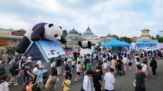 [서울=뉴시스] 삼성전자가 에버랜드에서 운영 중인 바오패밀리 콘셉트의 '갤럭시 Z 폴드6∙Z 플립6' 체험존 전경. (사진=삼성전자 제공) photo@newsis.com  *재판매 및 DB 금지