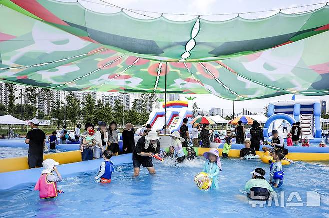 [서울=뉴시스] 정병혁 기자 = 11일 서울 영등포구 안양천에서 열린 안양천 여름축제 대피서에 마련된 물놀이장을 찾은 어린이들이 즐거운 시간을 보내고 있다. 2024.08.11. jhope@newsis.com