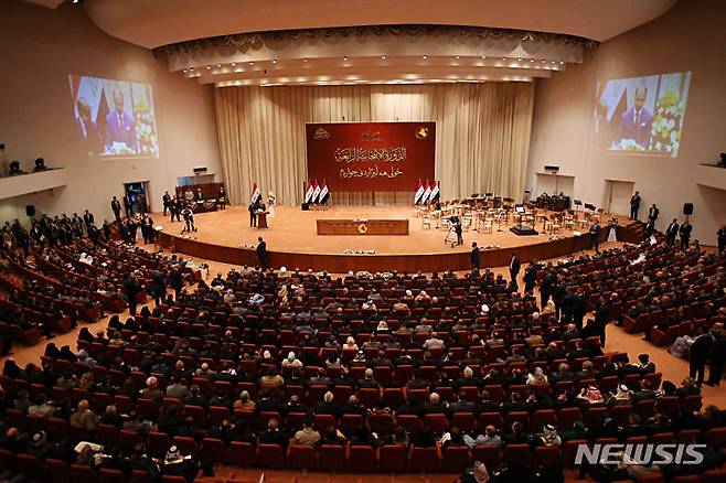 [바그다드=AP/뉴시스] 이라크 의회가 혼인 문제를 종교 당국이 결정할 수 있도록 하는 법안 심의 1차를 통과시켜 9살 소녀도 결혼하게 될 수 있단 논란이 일고 있다. 사진은 2018년 이라크 바그다드의 이라크 의회 내부 모습. 2024.08.11.