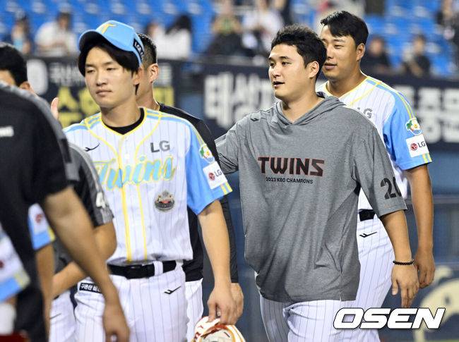 [OSEN=잠실, 조은정 기자]프로야구 LG 트윈스가 NC 다이노스를 꺾고 3연승을 이어갔다.&nbsp;LG는&nbsp;10일 서울 잠실구장에서 열린 2024 KBO리그 NC와&nbsp;경기에서 9-3으로 승리했다. 선발 투수 최원태가 5이닝 5피안타 3볼넷 5탈삼진 1실점으로 후반기 첫 승을 거뒀다. 5월 24일 NC전 이후 78일 만에 승리를 추가했다.&nbsp;LG 최원태가 승리를 기뻐하고 있다. 2024.08.10 /cej@osen.co.kr