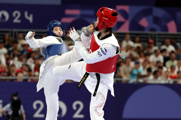 한국 태권도 국가대표 이다빈이 10일(한국시간) 프랑스 파리 그랑팔레에서 열린 2024 파리올림픽 태권도 여자 67㎏초과급 중국 저우쩌치와의 8강에서 발을 뻗고 있다. 파리올림픽사진공동취재단