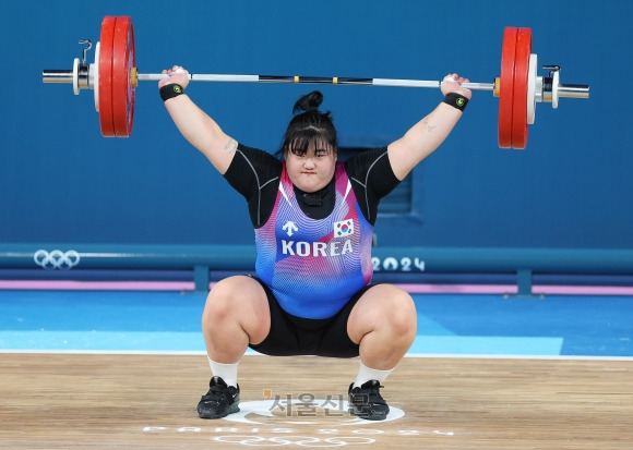 여자 역도 +81kg 박혜정 - 역도 박혜정이 11일(현지시간) 프랑스 파리 아레나 파리 쉬드6에서 열린 2024파리올림픽 역도 여자 +81㎏급 경기 인상 3차시기 131kg을 들어올리고 있다. 2024.8.11 파리=박지환 기자