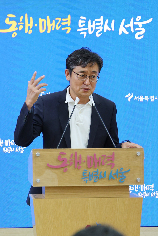 여장권 서울시 기후환경본부장이 9일 서울 중구 서울시청에서 공동주택 전기차 화재 예방대책을 발표하고 있다. 연합뉴스