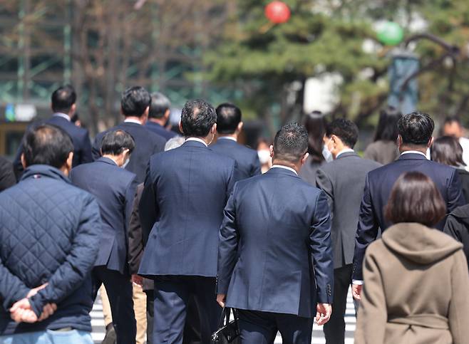 11일 한국보건사회연구원(보사연)가 발표한 '중년의 이중과업 부담과 사회불안 인식: 가족 돌봄과 노후 준비를 중심으로' 보고서에 따르면, 가족 돌봄 부담이 있고 노후 준비가 되지 않아 이중과업에 직면한 중년의 비율은 12.5%로 집계됐다. ⓒ연합뉴스