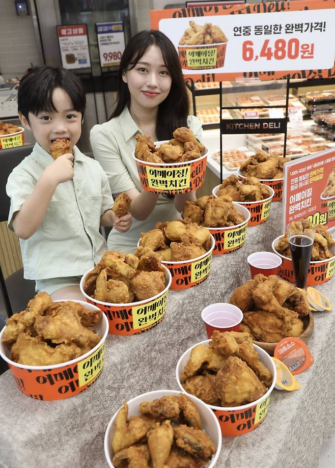 이마트 서울 왕십리점에서 ‘어메이징 완벽치킨’을 소개하고 있는 모델들. 사진제공｜이마트