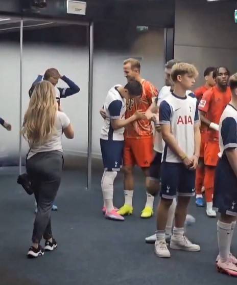 ▲ 토트넘 홋스퍼는 11일(한국시간) 영국 런던의 토트넘 홋스퍼 스타디움에서 열린 프리 시즌 친선 경기에서 바이에른 뮌헨에 2-3으로 패했다. 앞서 두 팀은 지난 3일 한국의 서울월드컵경기장에서 열린 친선 경기를 통해 맞붙었던 바가 있다. 당시 경기는 바이에른 뮌헨에 2-1 승리를 가져갔다. 이어서 바이에른 뮌헨은 이날 경기도 3-2로 승리하며 토트넘에 2연승을 거뒀다.&nbsp; ⓒSNS