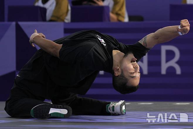 비보이 '홍텐' 김홍열이 10일(현지시간) 프랑스 파리의 콩코르드 광장에서 열린 2024 파리올림픽 브레이킹 남자부 조별리그 C조 경기를 펼치고 있다. 김홍열은 조 3위로 본선 8강에 오르지 못하며 라스트 댄스를 마무리했다.  /사진=뉴시스