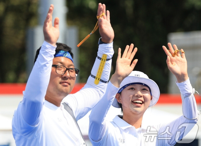 대한민국 양궁 대표팀 김우진, 임시현이 2일 오후(한국시간) 프랑스 파리 앵발리드에서 진행된 파리올림픽 양궁 혼성 단체 4강 인도의 안키타 바캇, 다이라즈 봄마데바라 조와의 경기를 승리한 후 기뻐하고 있다. /사진=뉴스1