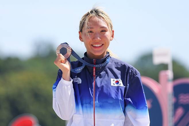 여자 근대5종 세계랭킹 1위 성승민이 11일(한국시간) 프랑스 베르사유 궁전 근대5종 특설 경기장에서 열린 2024 파리 하계올림픽 근대5종 여자부 결승전에서 총점 1441점을 기록, 출전 선수 18명 중 3위에 오르며 동메달을 차지했다. 한국 선수로는 2020 도쿄 올림픽 전웅태의 동메달에 이어 이 종목 두 번째 메달리스트가 됐다. 여자 선수로는 한국은 물론 아시아 최초로 올림픽 포디움에 오른 선수로 역사에 이름을 남기게 됐다. 사진 연합뉴스