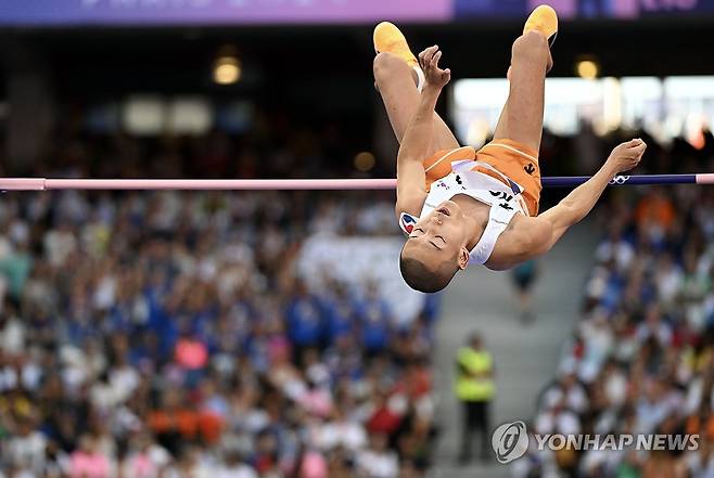 우상혁, 파리를 빛낼 금빛 점프 시작 (파리=연합뉴스) 김도훈 기자 = 10일(현지시간) 프랑스 파리 스타드 드 프랑스에서 열린 2024 파리올림픽 육상 남자 높이뛰기 결선에 출전한 우상혁이 2.17m를 뛰어 넘고 있다.  2024.8.11 superdoo82@yna.co.kr