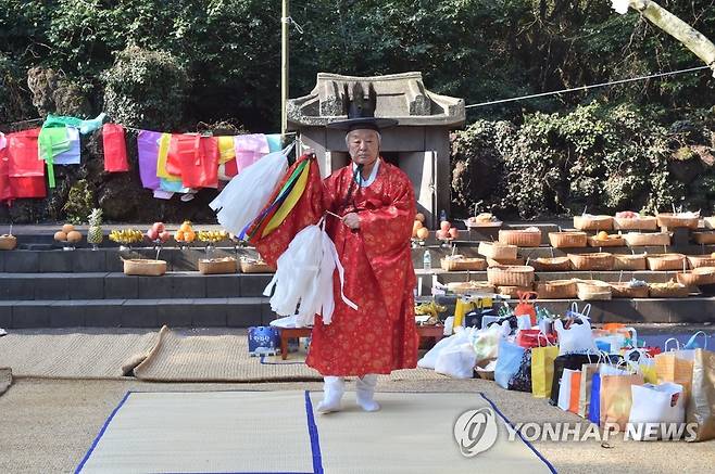 제주 송당리 본향당 '신과세제' (제주=연합뉴스) 지난 2020년 2월 6일 제주시 구좌읍 송당리 본향당에서 큰 굿인 '신과세제(新過歲祭)'가 재현되고 있다. 신과세제는 마을주민들이 새해를 맞아 마을의 수호신인 본향당신에게 문안을 드리고 한 해의 무사안녕과 풍요를 기원하는 공동체 제의다. [연합뉴스 자료사진]