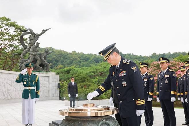 조지호 제24대 경찰청장이 12일 취임식 전에 현충원에서 참배하고 있다. (사진=경찰청)