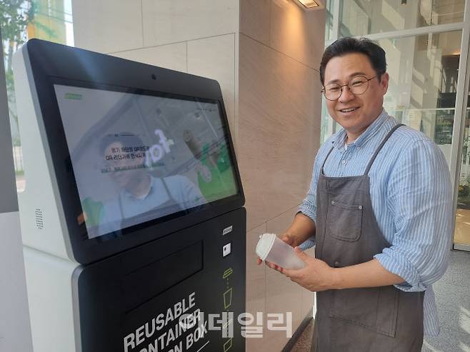 정진우 페이브베이커리 과천센텀스퀘어점 사장이 다회용컵 무인반납기 사용법을 설명하고 있다. (사진=황영민 기자)