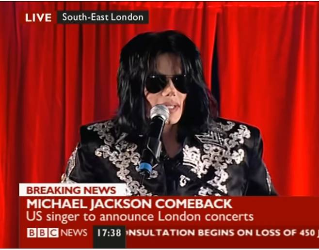 2009년 3월 마이클 잭슨이 팬 미팅에서 앙드레 김의 옷을 입고 7월 공연을 예고하고 있다. 유튜브 BBC뉴스 화면 갈무리.