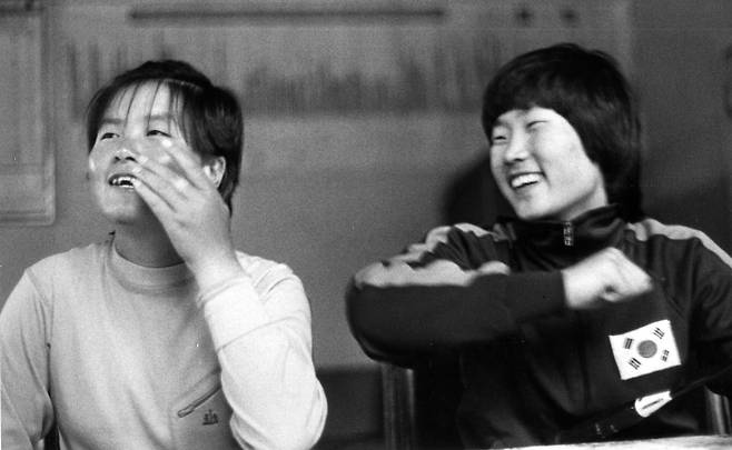 '비운의 셔틀콕 여제' 황선애가 절친이었던 '원조 신궁' 김진호(현 한국체육대 대학원장)와 환하게 웃고 있다. [사진 출처=동아일보 DB]