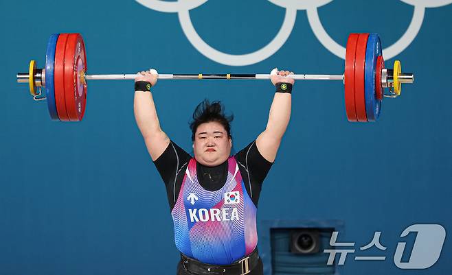 대한민국 역도 국가대표팀 박혜정 선수가 역도 여자 81kg급 경기에서 용상 168kg 2차시기에 도전하고 있다. 2024.8.11/뉴스1 ⓒ News1 이동해 기자