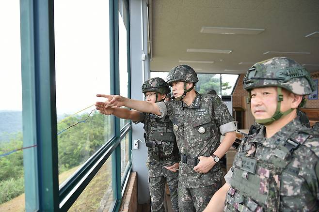 김명수 합동참모의장이 12일 육군 1사단 GOP대대에서 현장 지휘관으로부터 최근 적 활동과 예상되는 도발 양상을 보고받고 있다.(합동참모본부 제공)