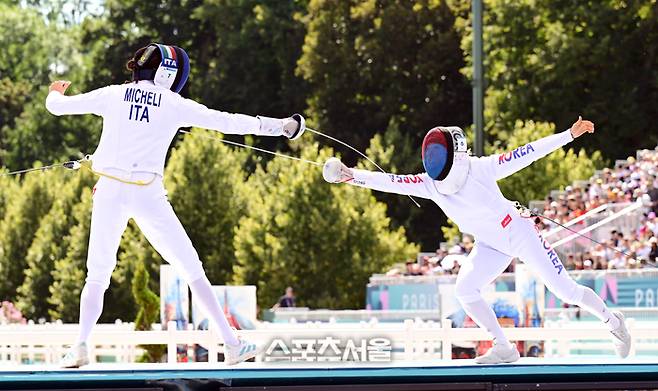 성승민(오른쪽)이 11일(한국 시간) 프랑스 베르사유 궁전에서 열린 2024 파리올림픽 근대5종 여자부 결선 펜싱 종목에서 이탈리아의 엘레나 미켈리를 상대로 공격을 하고 있다. 성승민은 펜싱, 승마, 수영, 레이저 런(육상＋사격) 합계 1천441점으로 미첼레 구야시(헝가리·1천461점), 엘로디 클루벨(프랑스·1천452점)에 이어 3위에 올랐다. 2024. 8. 11.  베르사유 | 박진업기자 upandup@sportsseoul.com