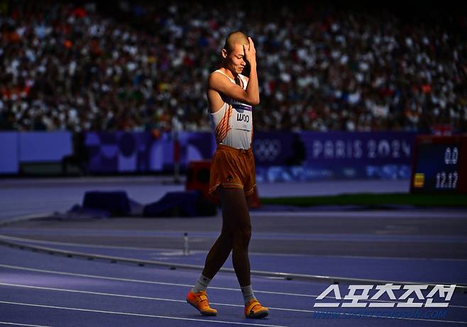 대한민국 육상 높이뛰기 대표 우상혁이 11일(한국 시간) 프랑스 파리 스타드 드 프랑스에서 열린 2024 파리올림픽 육상 남자 높이뛰기 결선에서 2m31을 1차 시기에 실패한 뒤 다음 시기 준비를 하고 있다. 우상혁은 끝내 2m31을 넘지 못하며 최종 7위로 올림픽 메달 도전을 마쳤다. 파리(프랑스)=정재근 기자 cjg@sportschosun.com/2024.8.11/