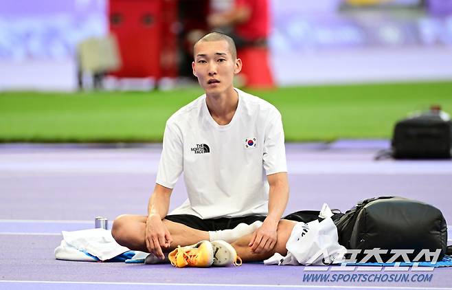 대한민국 육상 높이뛰기 대표 우상혁이 11일(한국 시간) 프랑스 파리 스타드 드 프랑스에서 열린 2024 파리올림픽 육상 남자 높이뛰기 결선에서 2m31을 넘지 못하며 최종 7위로 메달 도전을 마친 뒤 아쉬워하고 있다. 파리(프랑스)=정재근 기자 cjg@sportschosun.com/2024.8.11/