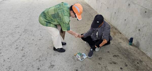 지난 6월 이번 행사 사전 답사 성격의 중국 방문 때 찍은 QR코드를 이용해 구걸하는 걸인 모습. 사진=최도규 한국체육청소년서울연맹 부회장 제공