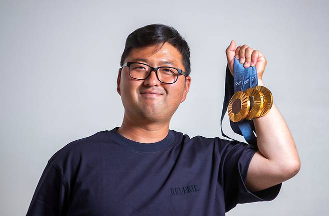 2024년 8월 9일 서울 강남 이노션 사옥에서 만난 파리올림픽 양궁 3관왕 김우진 선수가 에펠탑 강철로 만들었다는 금메달 3개를 들고 활짝 웃었다. 그는 “금메달의 영광은 이미 과거다. 뒤돌아보지 않는다”고 말했다. /김지호 기자