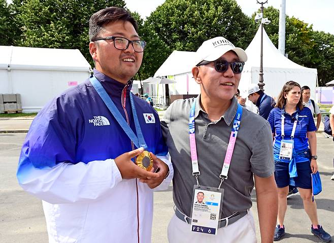 김우진이 파리올림픽 남자 양궁 개인전에서 금메달을 딴 뒤 한국양궁협회장인 정의선 현대차 회장과 함께 기쁨을 나누고 있다. /한국양궁협회