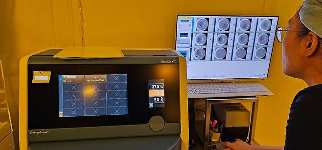 잠실차병원 난임센터 연구원이 배양 중인 난자를 실시간으로 관찰하고 있다./이정아 기자