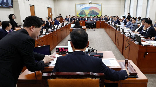 지난달 24일 오후 열린 국회 정무위원회에서 국민의힘 소속 윤한홍 위원장이 의사봉을 두드리고 있다. 연합뉴스