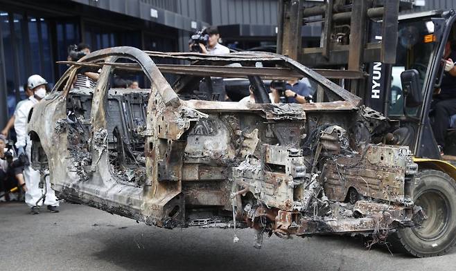 지난 8일 인천 서구 당화동 자동차공업소에 아파트 지하주차장 화재로 전소한 벤츠 전기차가 옮겨지고 있다. 뉴시스