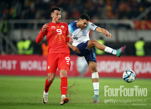 사진=게티이미지. 유럽축구 이적시장 전문가 파브리시오 로마노는 12일(한국시간) 자신의 SNS를 통해 "미오프스키가 지로나로 향한다. 모든 거래가 마무리됐다. 이적료는 800만 유로(약 119억 원)다. 미오프스키는 유럽축구연맹(UEFA) 챔피언스리그(UCL)에서 뛰기를 원했다. 그는 지로나 이적을 바랐다"라고 전했다. 이적이 확정될 때 쓰이는 시그니처 멘트인 'Here We Go'도 잊지 않았다.