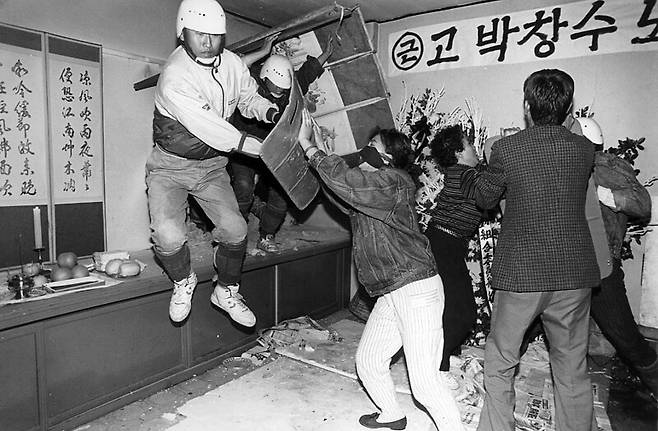 1991년 5월7일 ‘의문의 투신’으로 숨진 박창수 한진중공업 노조위원장의 주검이 안치된 영안실에 무장 경관들이 콘크리트 벽을 뚫고 난입하자 유가족들이 격렬하게 저항하고 있다. 한겨레 자료사진