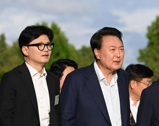 윤석열 대통령이 지난 7월 24일 신임 인사차 서울 용산 대통령실을 방문한 한동훈(왼쪽) 국민의힘 대표와 만찬 회동을 앞두고 이동하고 있다. 대통령실 제공