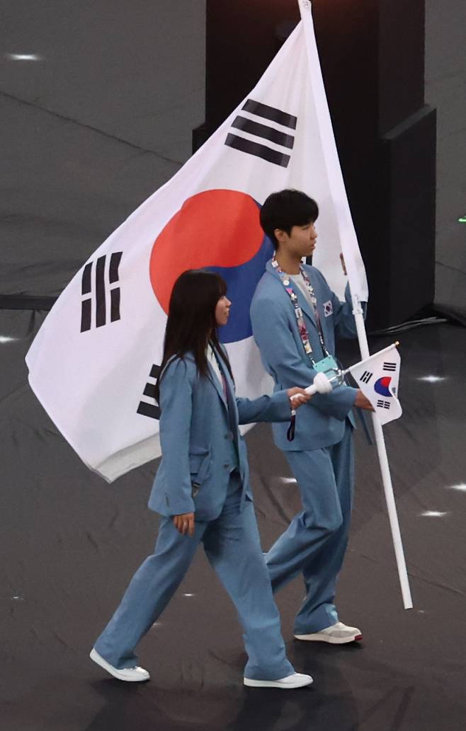 <yonhap photo-0966=""> 폐회식 기수 맡은 박태준과 임애지 (생드니=연합뉴스) 김인철 기자 = 11일(현지시간) 프랑스 생드니 스타드 드 프랑스에서 열린 2024 파리올림픽 폐회식에서 대한민국 기수를 맡은 태권도 박태준과 복싱 임애지가 태극기를 들고 입장하고 있다. 2024.8.12 yatoya@yna.co.kr/2024-08-12 04:33:26/ <저작권자 ⓒ 1980-2024 ㈜연합뉴스. 무단 전재 재배포 금지, AI 학습 및 활용 금지></yonhap>