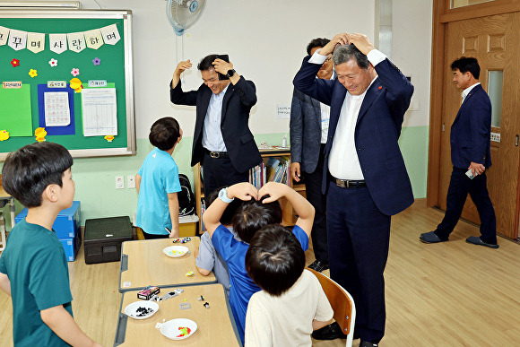 김완근 제주시장(앞 오른쪽)이 아라초등학교를 방문해 학생들과 돌봄교실을 체험하고 있다. [사진=제주시]