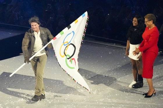 오륜기를 받고 달려나가는 크루즈의 모습.