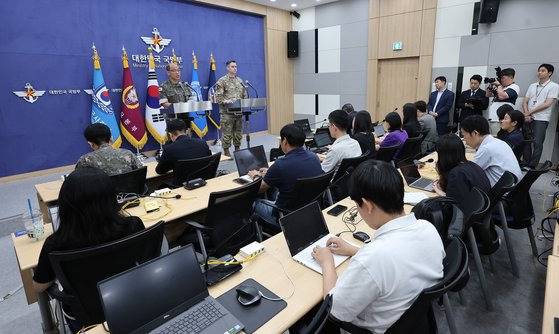 이성준 합동참모본부 공보실장(왼쪽)과 라이언 도널드 주한미군사·연합사·유엔사 공보실장이 12일 서울 용산구 국방부 청사에서 한미연합 군사연습 '을지 자유의 방패(UFS·을지프리덤실드) 관련 브리핑을 하고 있다. 뉴스1