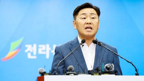 김관영 전북지사가 지난해 8월 14일 전북도청 브리핑룸에서 열린 '2023 새만금 세계스카우트잼버리' 파행 관련 기자회견에서 발언하고 있다. 연합뉴스
