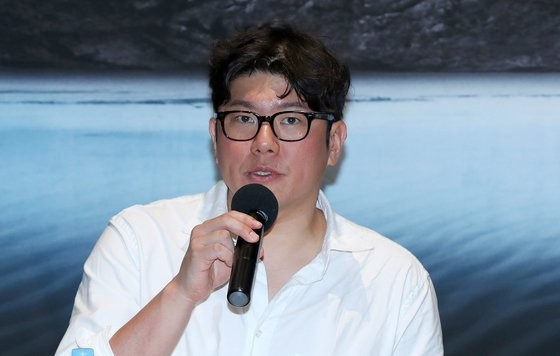 이승준 어메이즈 VR 대표가 30일 오후 서울 강남구 메가박스 코엑스에서 열린 그룹 투모로우바이투게더(TXT)의 첫 VR 콘서트 '하이퍼포커스:투모로우바이투게더 브이알 콘서트' 언론시사회에서 인사말을 하고 있다. 사진 뉴시스