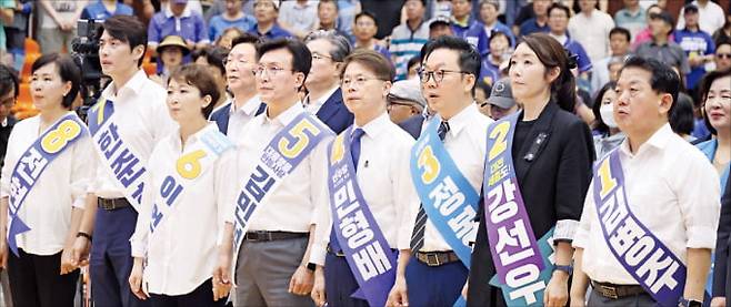 11일 대전 서구 배재대에서 열린 더불어민주당 대전·세종 합동연설회에서 최고위원 후보자들이 애국가를 제창하고 있다. 왼쪽부터 전현희·한준호·이언주·김민석·민형배·정봉주·강선우·김병주 후보.   연합뉴스